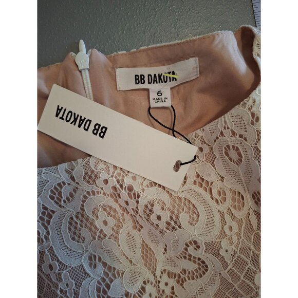 BB Dakota Womens Lace Mini Dress Cream size 6 Peplum Hem Short Sleeve Fairycore - Picture 3 of 9